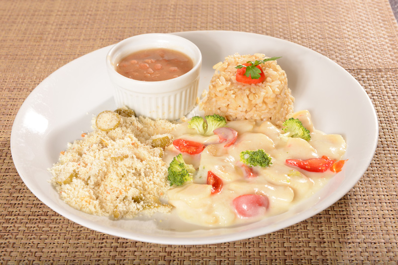 Ravioli de Quatro Queijos com Farofa Crocante de Cebola e Azeitonas